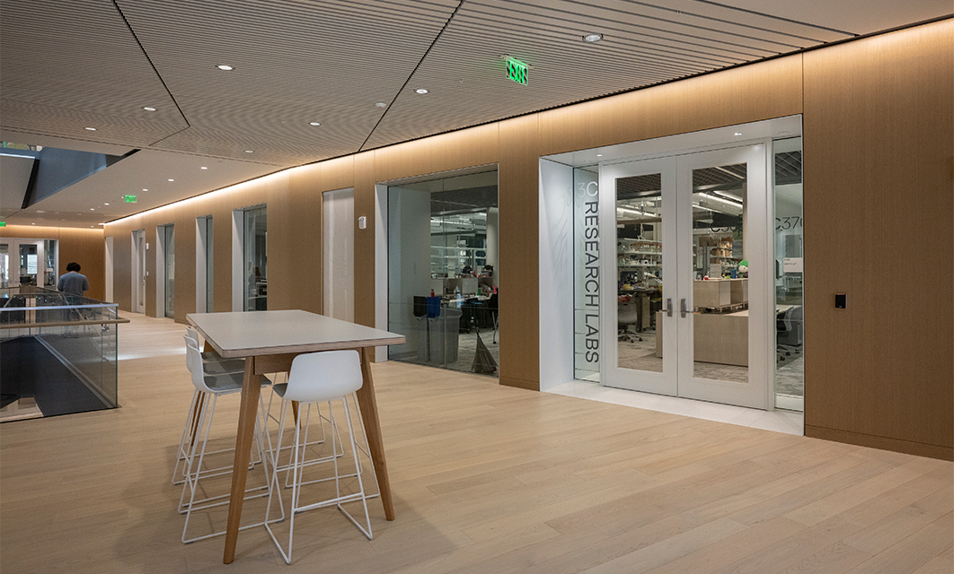 Exterior image of a research lab space on the third floor of the Casper Life Sciences Building.